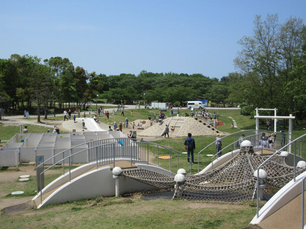 手前は「くもの巣ネット」中央が「迷路」と「お山」／新潟県スポーツ公園　ながたの森