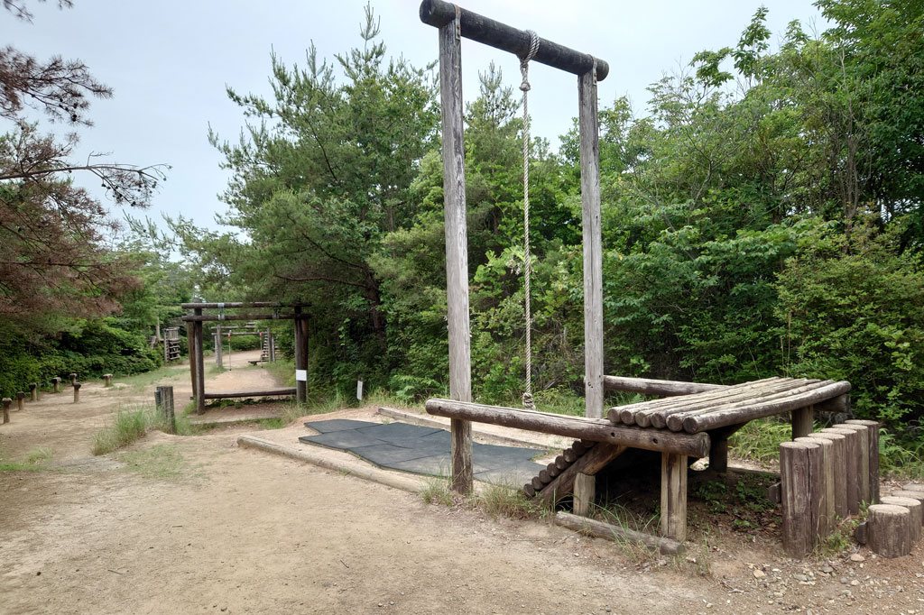 手前がターザンロープ、奥がジップライン/蜂が峯総合公園(山口県和木町)