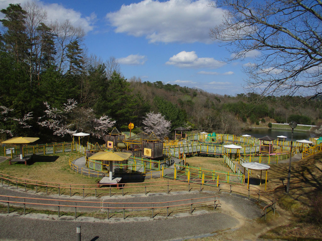 湖に面している大型アスレチック遊具/ハイランド公園(岡山県高梁市)
