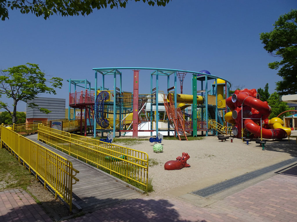 くぐって、すべって、とびついて、いろいろ遊べる「複合遊具」/倉吉パークスクエア