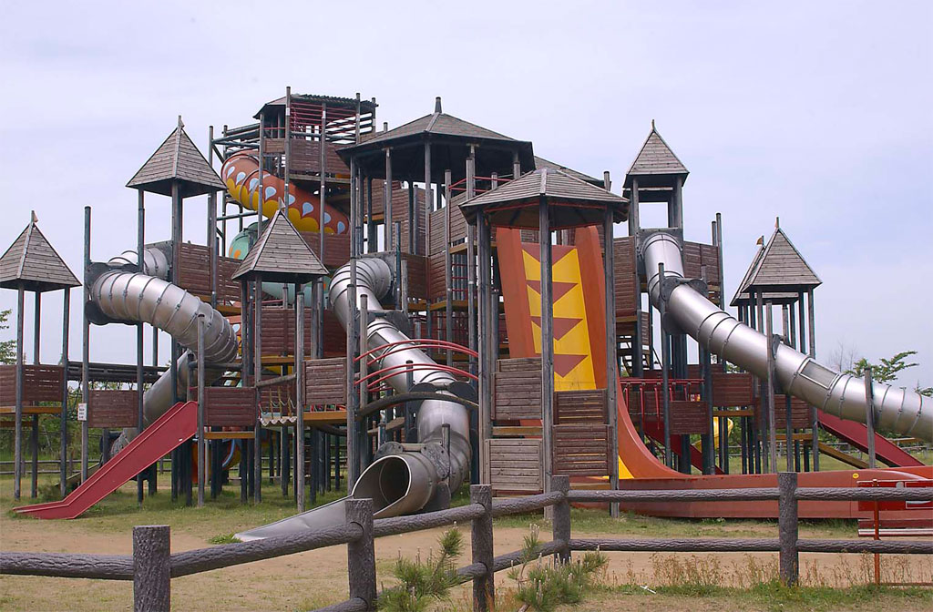 遊びの国にある大型遊具「チャイルドウッズ」／つがる地球村スポーツパーク（青森県つがる市）