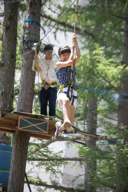 木々の間を走り抜けるジップライン／ホテルリステル猪苗代・ツリーアドベンチャー（福島県）