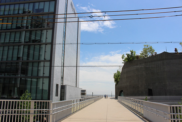 写真左がフェリシモチョコレートミュージアム、右がátoa（アトア）/フェリシモ チョコレート ミュージアム（兵庫県/神戸市）