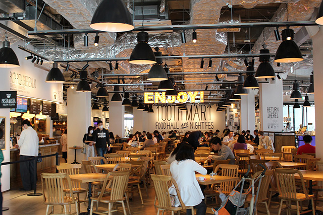 KPMの1F フードホール「TOOTHMART」/フェリシモ チョコレート ミュージアム（兵庫県/神戸市）