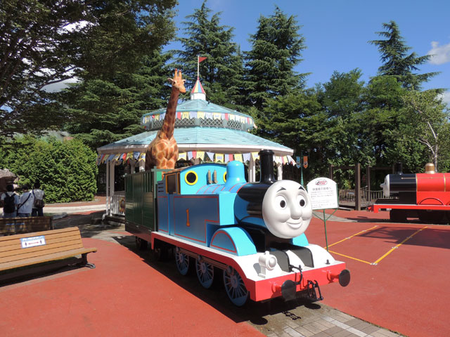トーマスにキリンが乗っているモニュメント／富士急ハイランド「トーマスランド」（山梨県富士吉田市）