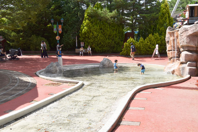 水遊びもできる「ねがいのたき」／富士急ハイランド「トーマスランド」（山梨県富士吉田市）