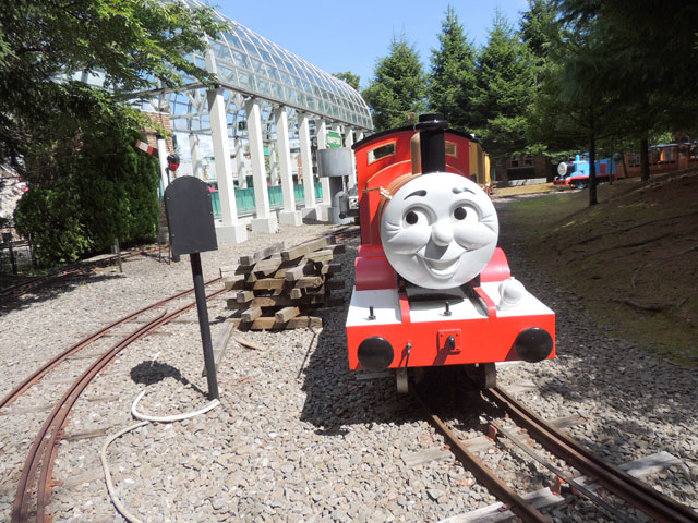 赤い車体のジェームスも待機中／富士急ハイランド「トーマスランド」（山梨県富士吉田市）