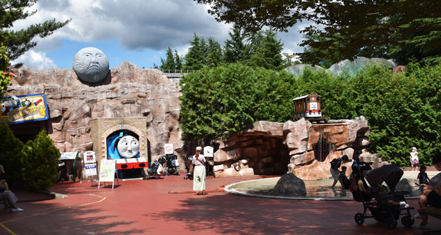トーマスのたからさがし大冒険入口／富士急ハイランド「トーマスランド」（山梨県富士吉田市）