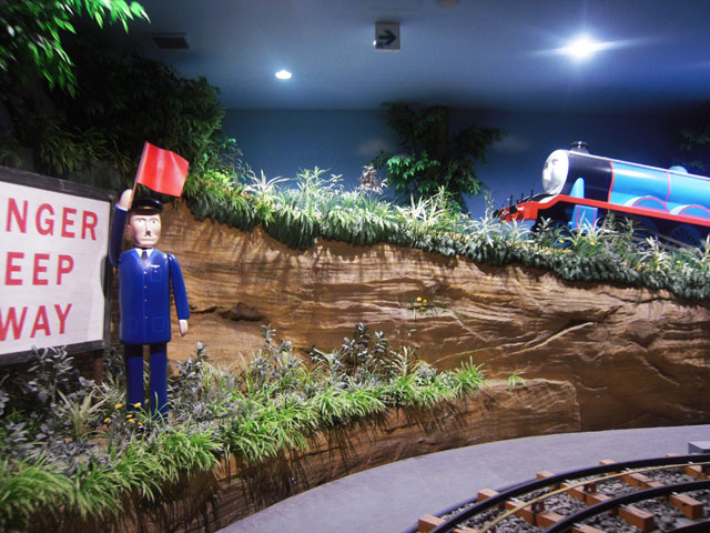 恐竜の化石を運ぶゴードンたち／富士急ハイランド「トーマスランド」（山梨県富士吉田市）