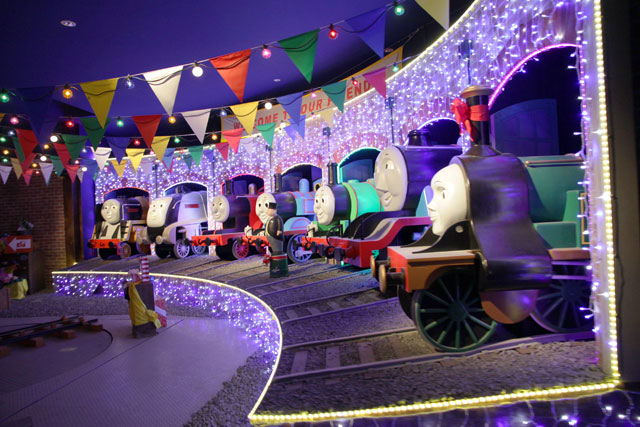 クライマックスではトーマスとなかまたちが勢揃い／富士急ハイランド「トーマスランド」（山梨県富士吉田市）