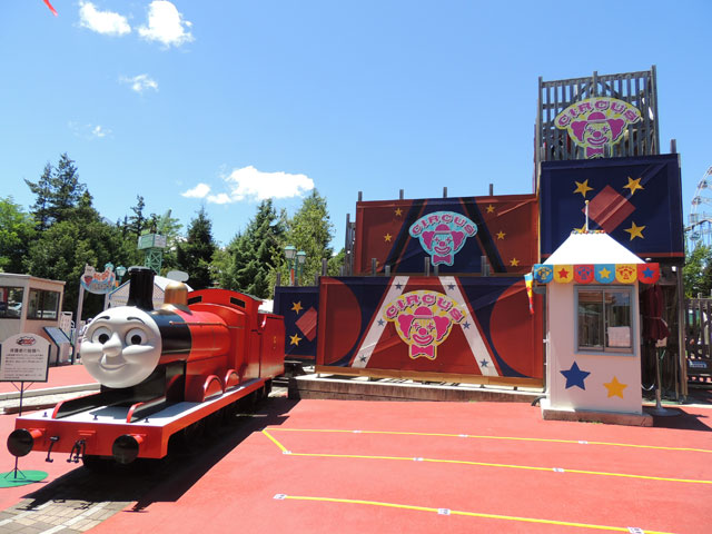 立体迷路トーマス・サーカスの外観／富士急ハイランド「トーマスランド」（山梨県富士吉田市）