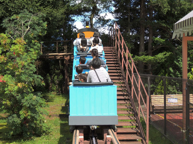 高山鉄道のコースを2周するミニコースター／富士急ハイランド「トーマスランド」（山梨県富士吉田市）