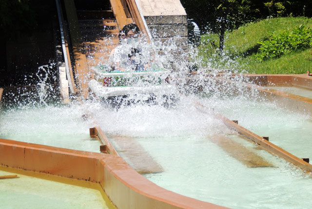 坂を上りきった直後に少しだけスプラッシュ／富士急ハイランド「トーマスランド」（山梨県富士吉田市）