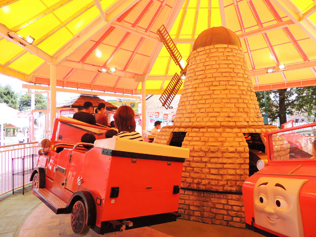 上下に飛び跳ねたりクルクル回転したり、愉快な動きが特徴／富士急ハイランド「トーマスランド」（山梨県富士吉田市）