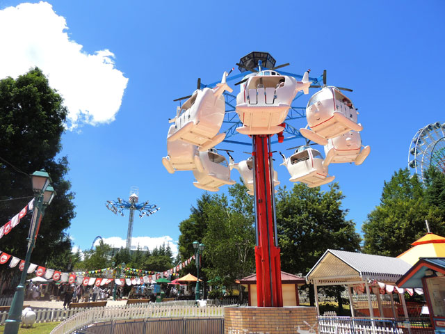 回転しながら高さ7ｍまで上昇します／富士急ハイランド「トーマスランド」（山梨県富士吉田市）