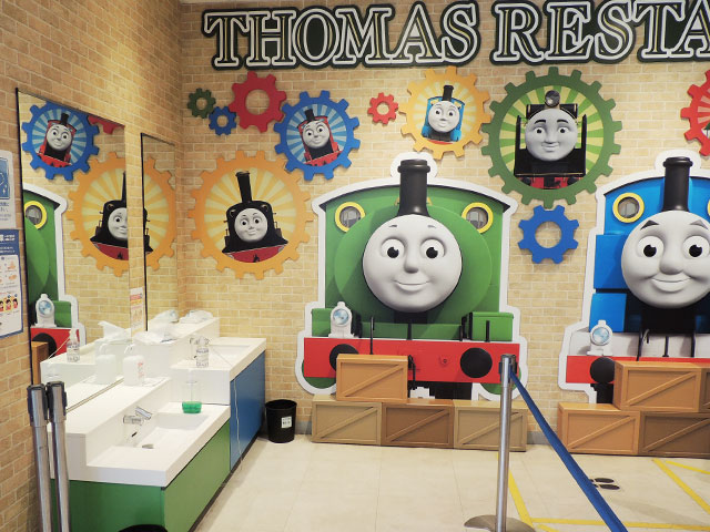 壁にはトーマスやパーシーが。／富士急ハイランド「トーマスランド」（山梨県富士吉田市）