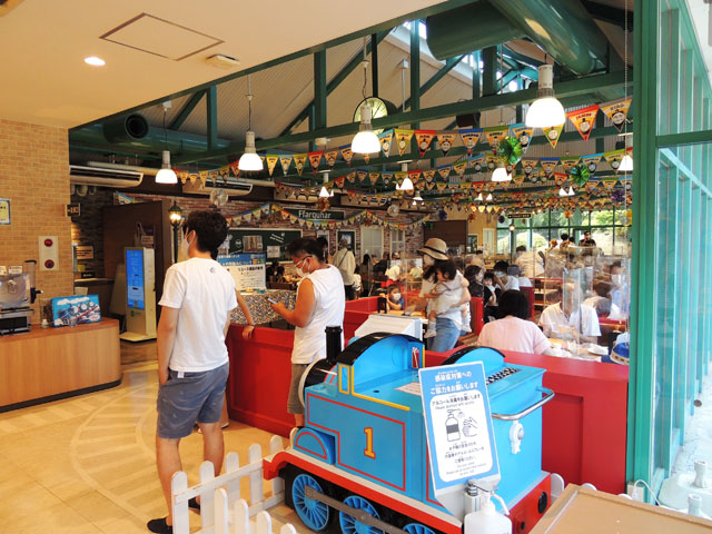 広い店内はこども連れにピッタリ／富士急ハイランド「トーマスランド」（山梨県富士吉田市）