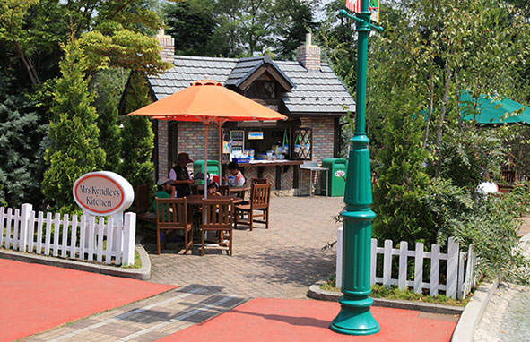 カインドリー婦人のキッチン外観／富士急ハイランド「トーマスランド」（山梨県富士吉田市）