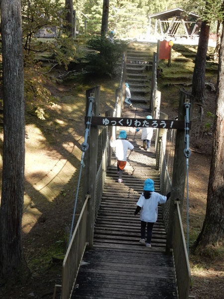 みんなで渡ると楽しいつり橋／県民公園頼成の森（富山県砺波市）