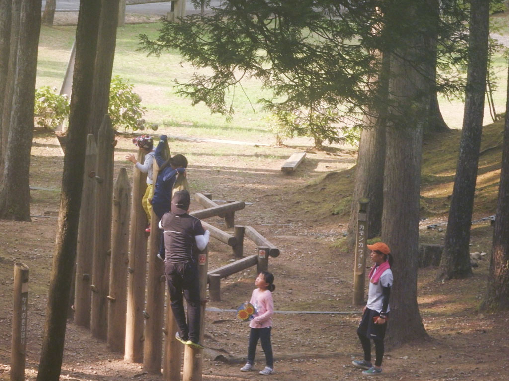家族や仲間と木製アスレチックにチャレンジ！／県民公園頼成の森（富山県砺波市）