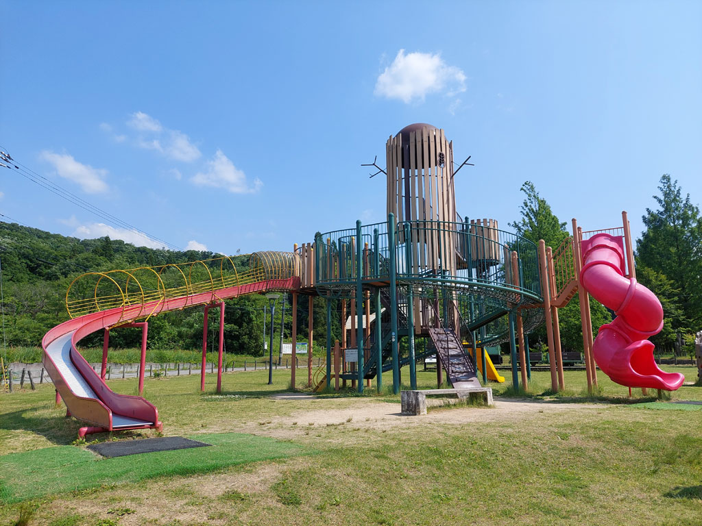 3種類のすべり台が楽しめるコンビネーション遊具／とやま健康の森 立山グリーンパーク吉峰（立山町）