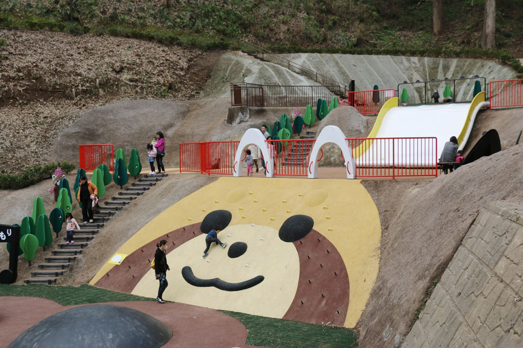 レッサーパンダの顔が愛らしい「こぱんだらんど」のクライミングウォール／西山公園（福井県鯖江市）
