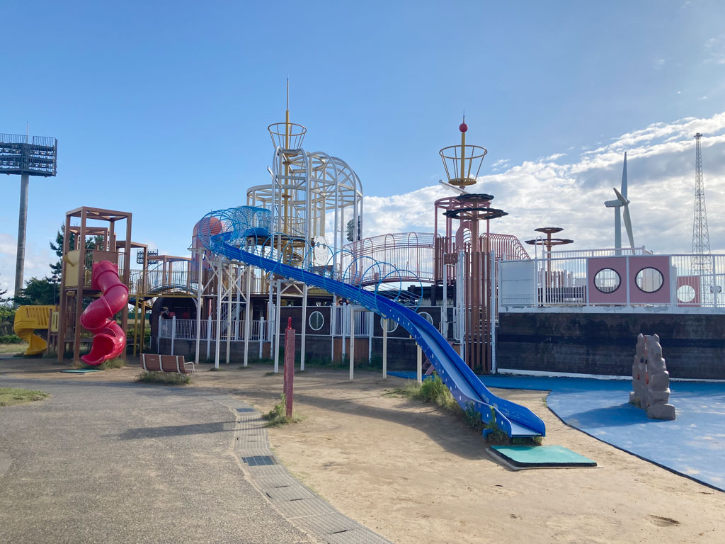「海族船サンセット号」のロングすべり台は大人気遊具／内灘町総合公園（石川県内灘町）