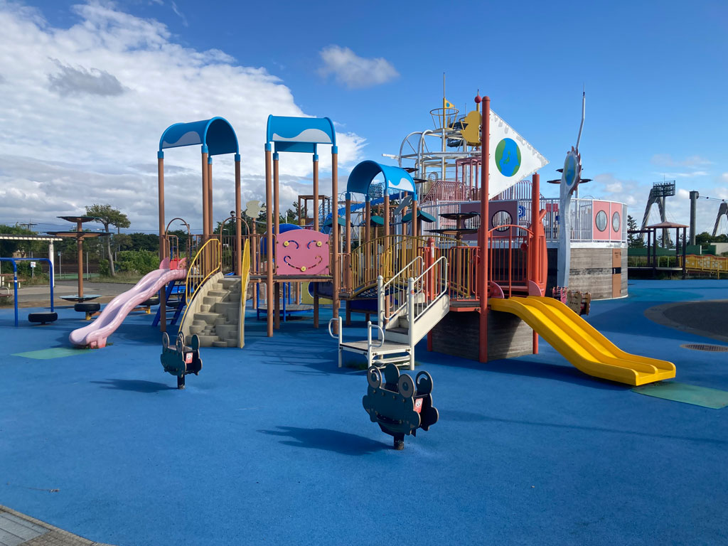 幼児も思い切り遊ぶことができる中型の複合遊具／内灘町総合公園（石川県内灘町）