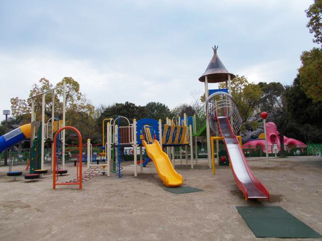 カラフルな大型遊具／空城山公園（府中町）