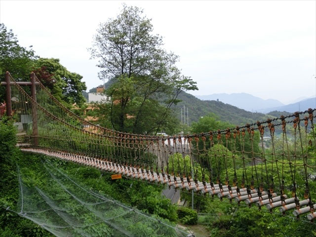下が丸見えの丸太でできた「冒険橋(吊り橋)」／広島市三滝少年自然の家・グリーンスポーツセンター（広島市）