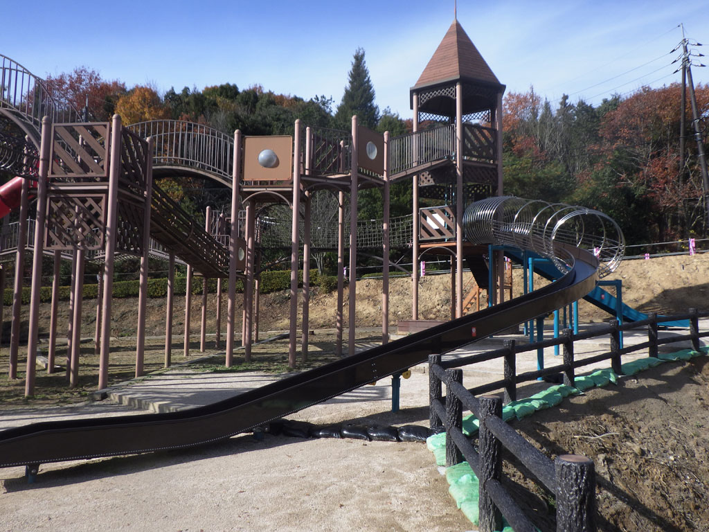 大きい子ども向けの高い遊具／憩いの森公園（東広島市）