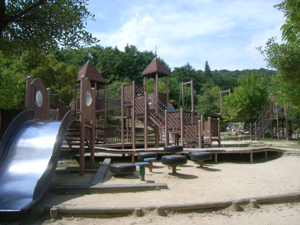 小さい子ども向けの低い遊具／憩いの森公園（東広島市）