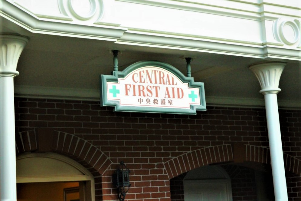 ディズニーランド「カリブの海賊」の隣にある中央救護室