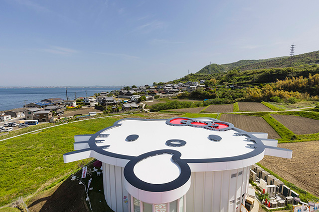 屋根に描かれたハローキティの顔/HELLO KITTY SMILE（兵庫県/淡路市）