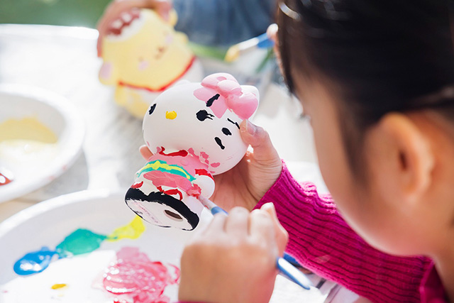 素焼き絵付けの様子/HELLO KITTY SMILE（兵庫県/淡路市）