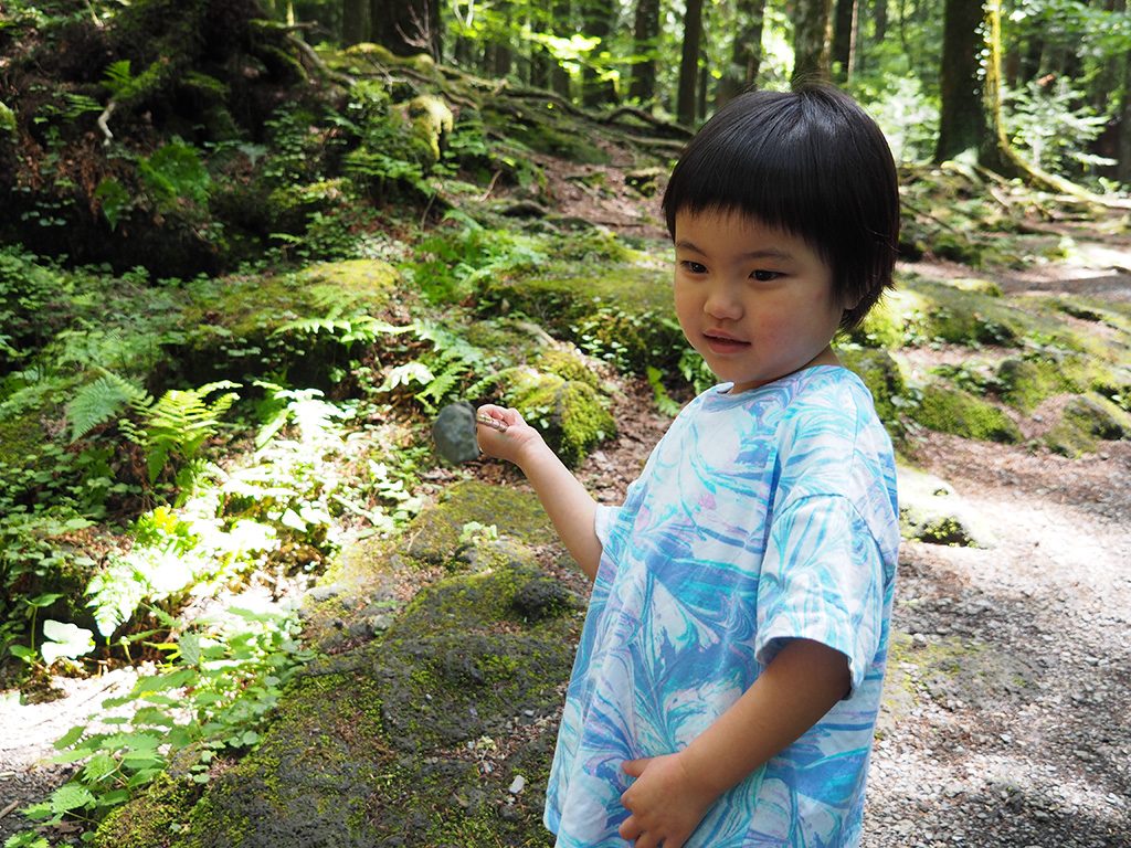 先に磁石がついた棒で石を持ち上げる様子/洞窟「富岳風穴」（山梨県/富士河口湖町）