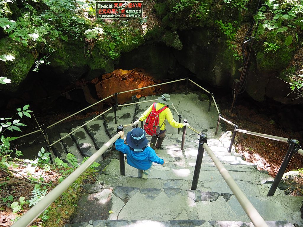 洞窟へ向かう階段/洞窟「富岳風穴」（山梨県/富士河口湖町）