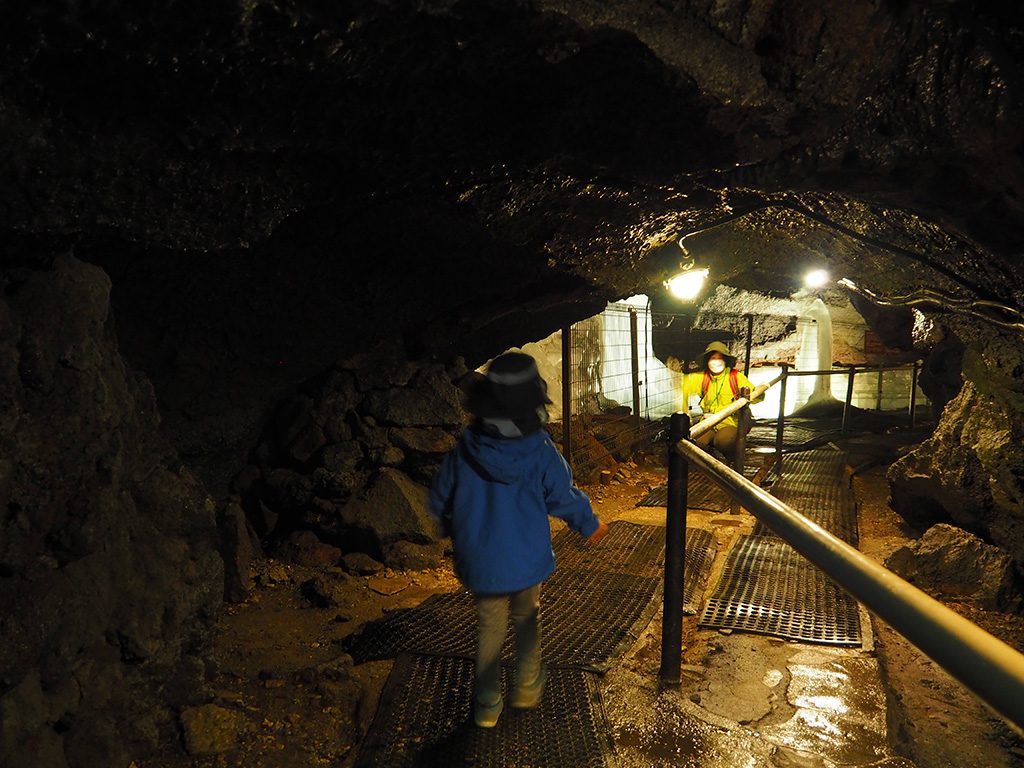 入口階段を下りてすぐの場所/洞窟「富岳風穴」（山梨県/富士河口湖町）