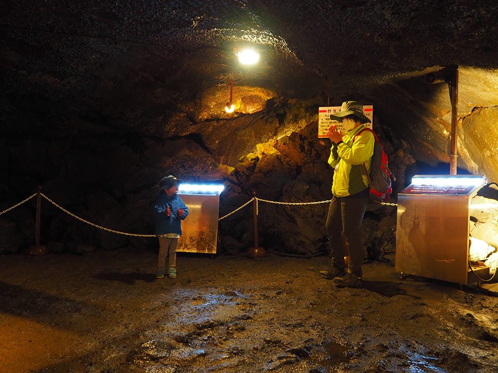 和光さんが実験をする様子/洞窟「富岳風穴」（山梨県/富士河口湖町）