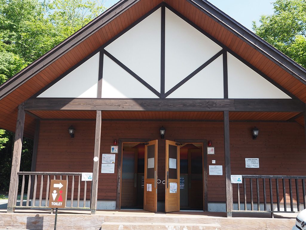 管理棟の隣にあるトイレ/鳴沢氷穴（山梨県/鳴沢村）
