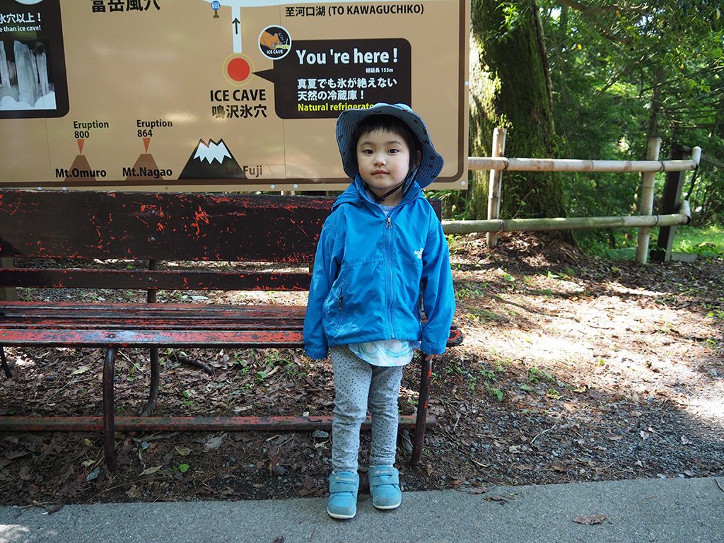 洞窟内に入る服装例/鳴沢氷穴（山梨県/鳴沢村）