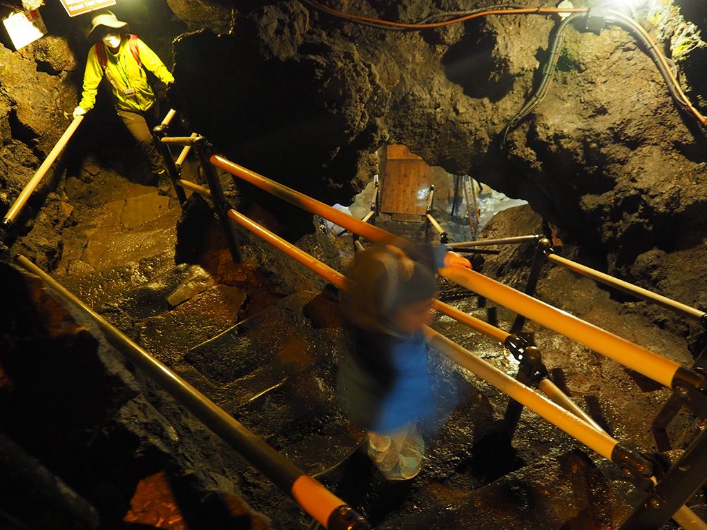 縦穴の洞窟内/鳴沢氷穴（山梨県/鳴沢村）