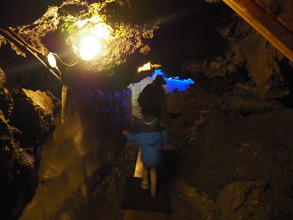 狭い通路/鳴沢氷穴（山梨県/鳴沢村）