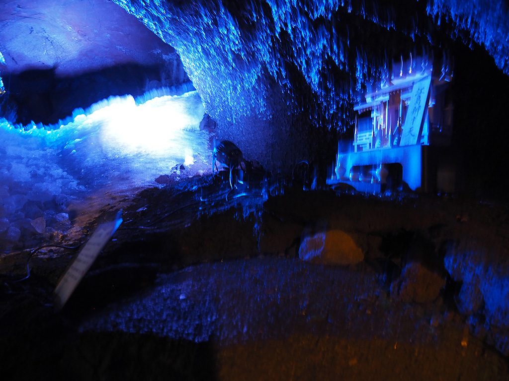江ノ島の神様/鳴沢氷穴（山梨県/鳴沢村）