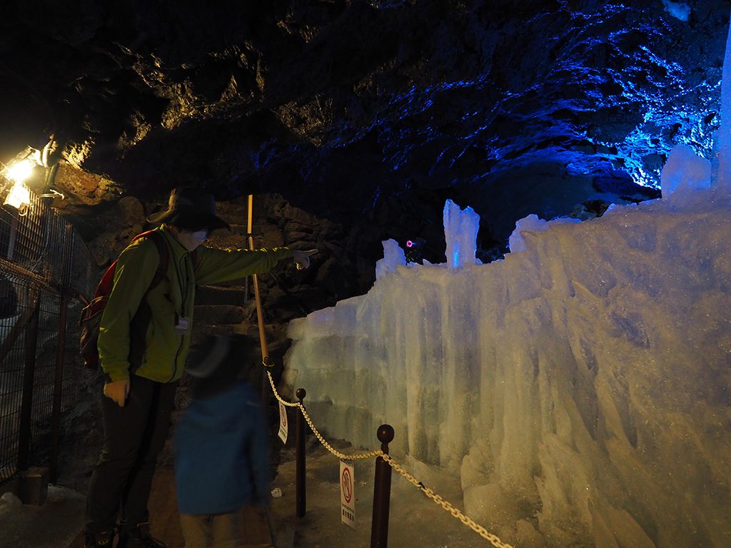 天然氷の氷柱/鳴沢氷穴（山梨県/鳴沢村）