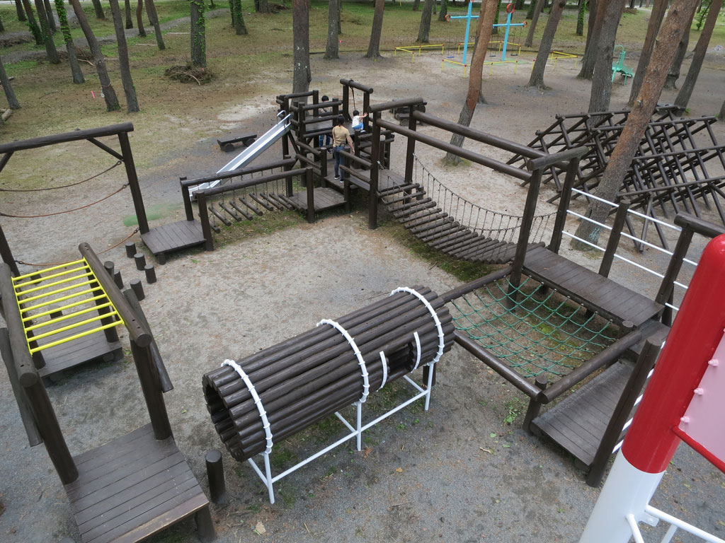 木製アスレチック／恩賜林庭園（富士吉田市）