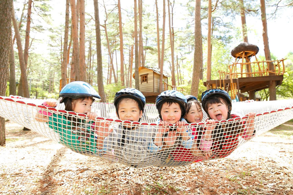 森の中につくられた吊り橋やツリーハウス、アスレチックで遊べる「自然体験基地どんぐりコース」／富士すばるランド（富士河口湖町）