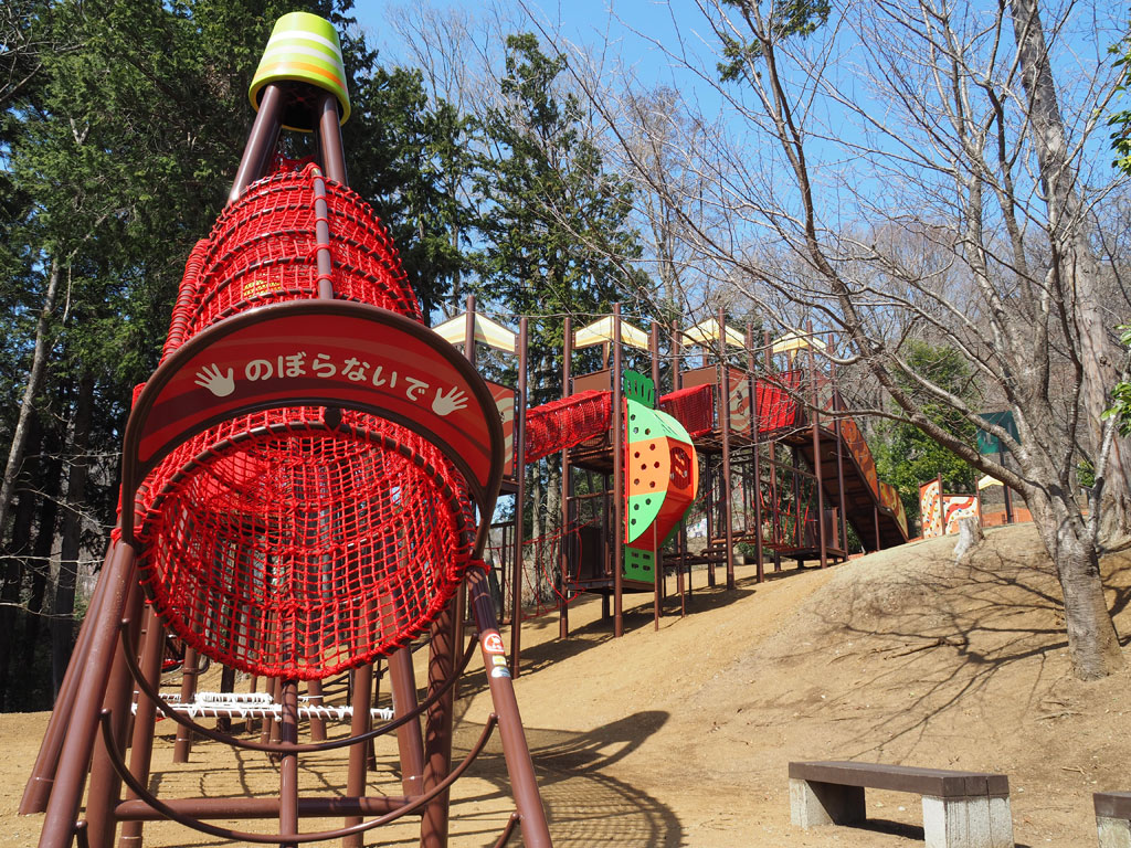 斜面ネット遊具／桂川ウェルネスパーク（大月市）