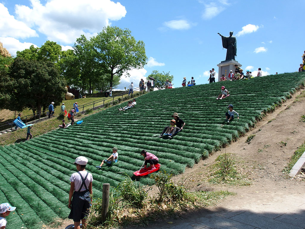 人工芝すべり／山鹿市特産工芸村 あんずの丘（山鹿市）