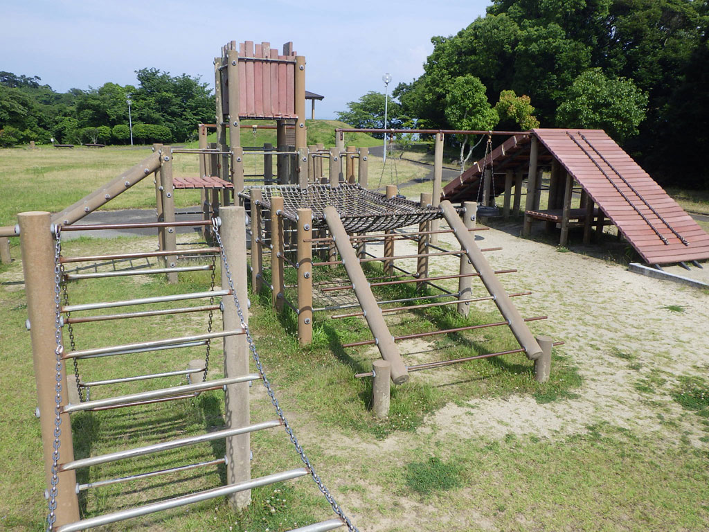複合遊具「アーベンチャートリム」／うしぶか公園（天草市）